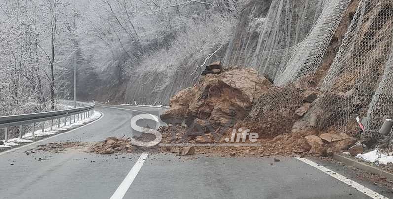 VODA SE POVLAČI, JAVLJAJU SE ODRONI I KLIZIŠTA