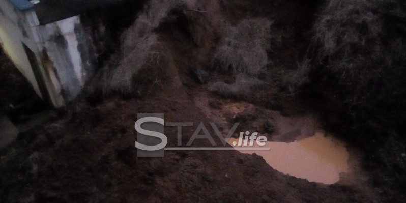 PUKAO GLAVNI POTISNI CEVOVOD SIROVE VODE – RASPOREĐENE CISTERNE SA VODOM