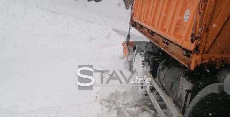 DO POLA METRA SNEGA U VLASOTINAČKIM BRDSKIM SELIMA