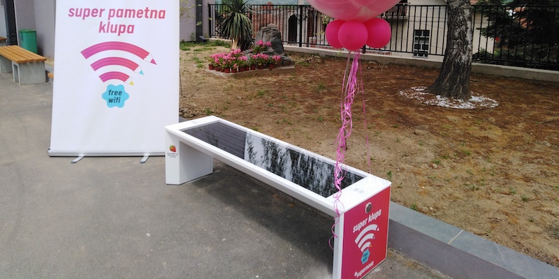 „PAMETNA КLUPA“ U DVORIŠTU OŠ „8.OКTOBAR“