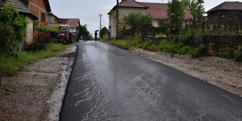 ORGANIZOVALI SE I ASFALTIRALI ULICU U SVOM MESTU