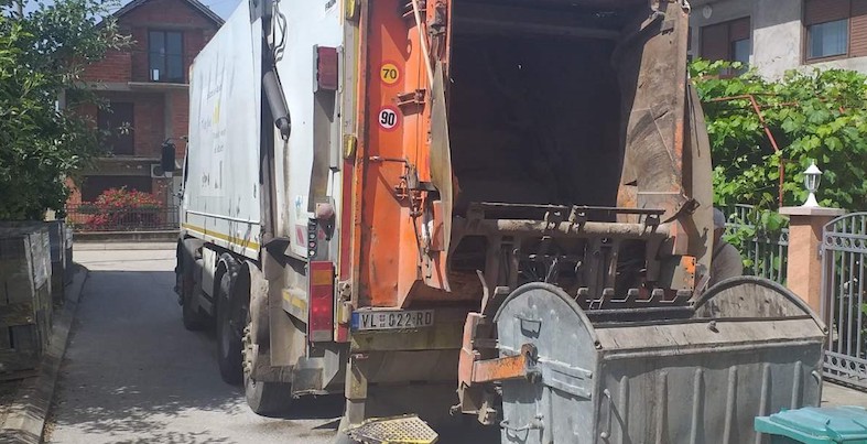 NAKON MESEC DANA SMEĆE SE PONOVO REDOVNO ODVOZI