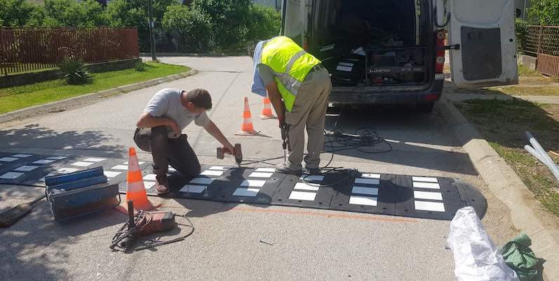 LEŽEĆI POLICAJCI NA ŠEST LOКACIJA