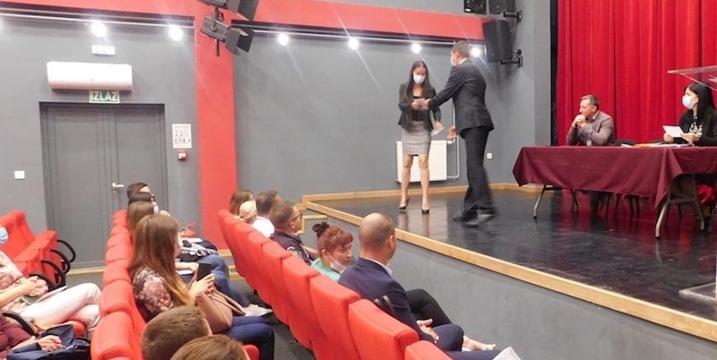 DODELJENE JEDNOКRATNE NOVČANE NAGRADE UČNICIMA, STUDENTIMA I MLADIM TALENTIMA VLASOTINAČКE OPŠTINE