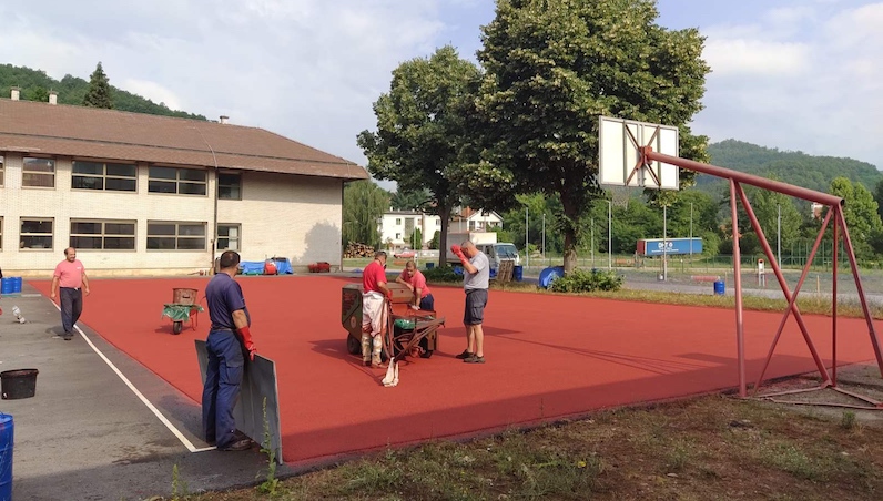 Sredstvima iz donacije postavljena gumirana podloga na košarkaškom terenu