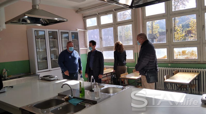 Delegacija grada Leskovca u poseti školi i biblioteci u Vučju