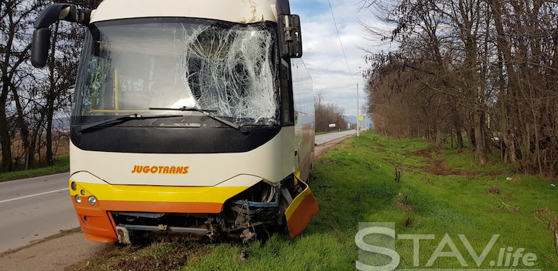 Autobus „Jugotransa“ sleteo sa puta, ima povređenih