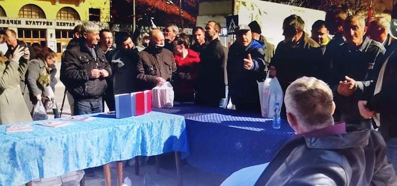 Šešelj u Leskovcu delio knjige i prukupljao potpise protiv Zakona o istopolnim brakovima