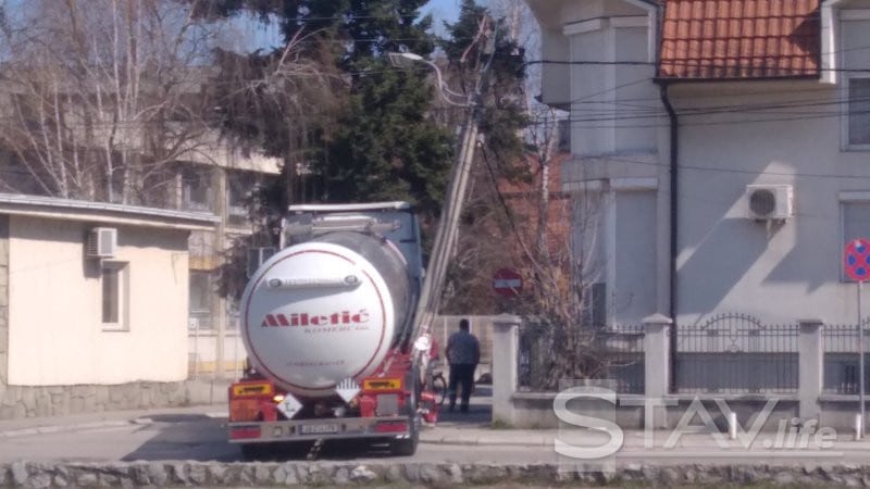 Cisternom polomio metalnu banderu