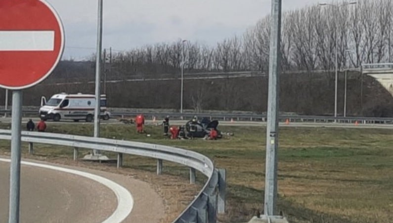 U saobraćajnoj nezgodi kod naplatne rampe Pečenjevce povređene dve devojke