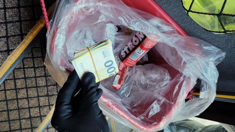 Evri u kanti među smećem