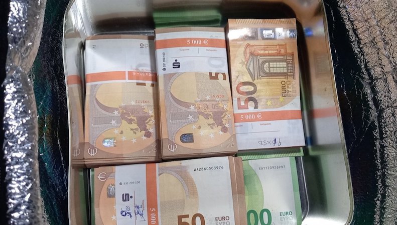 U ručnom frižideru krio  73 hiljade evra