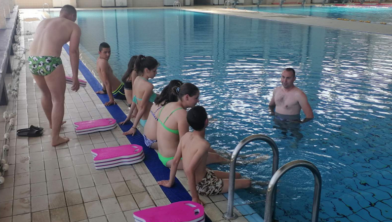 Besplatna škola plivanja za decu bez roditeljskog staranja u Leskovcu