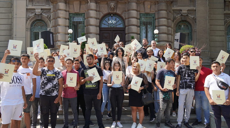 Ugovori o stipendiranju srednjoškolcima i studentima romske nacionalnosti