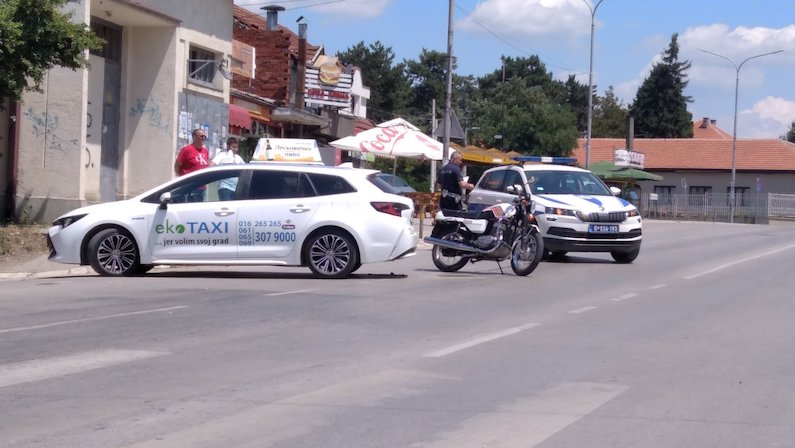 Povređeni motociklista i devojka u saobraćjnoj nezgodi u Leskovcu