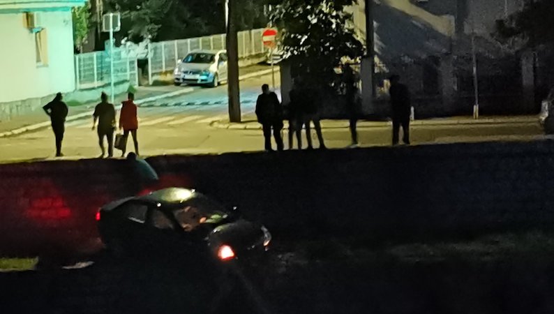 Pod velikom brzinom preko ograde sleteo na kej