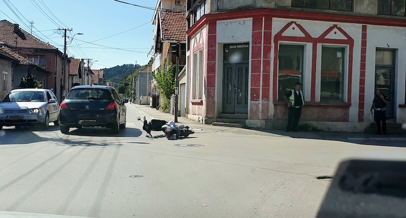 Oboren motorista u centru Leskovca
