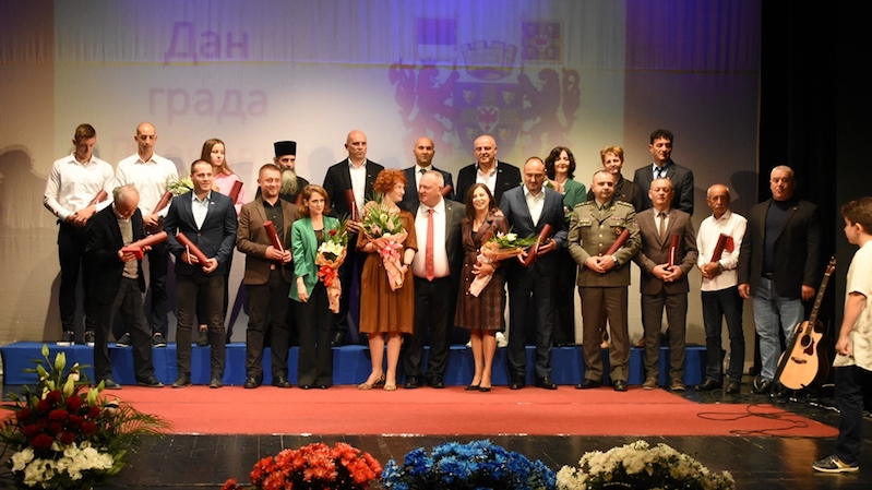 Svečana sednica u znaku dobitnika Oktobarskih nagrada, Cvetanović – Leskovac dana ima lice njegovih građana