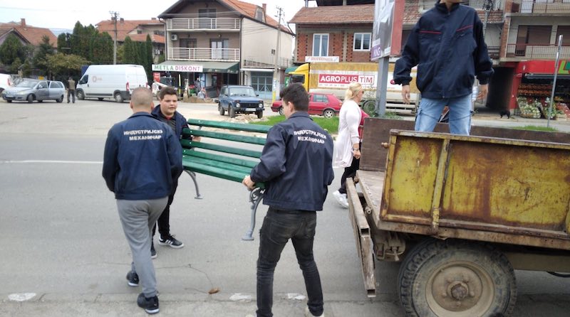 Učenici reparirali klupe u parku