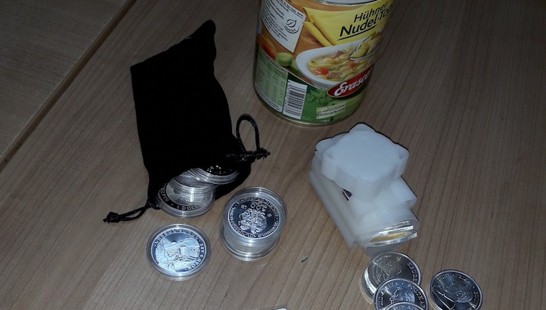 Krili srebro u konzervi nudli i jastuku