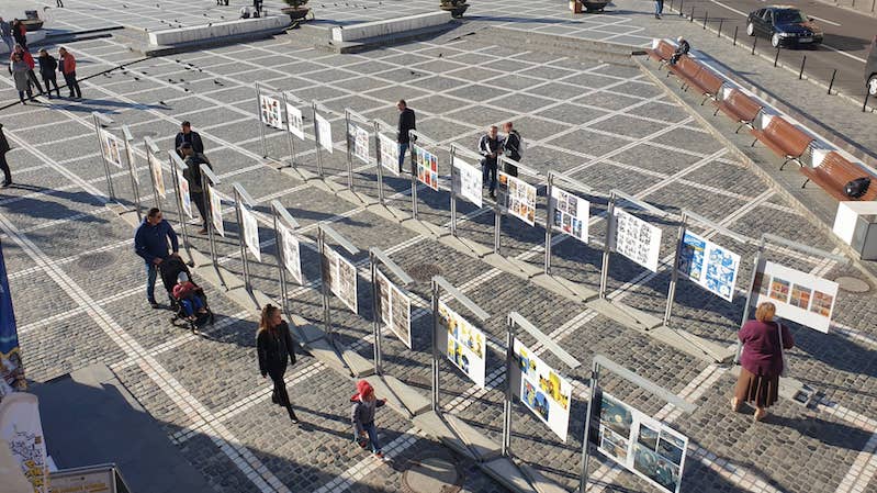 Stripovi Leskovačke škole stripa na trgu u Brašovu, a potom i u Tirani, Briselu, Bukureštu, Velesu, Sofiji i Leskovcu