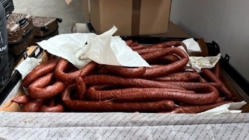 Preko pola tone sudžuka i pečenice krili u koferima