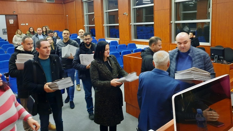 SNS prva predala listu kandidata za izbore u  mesnim zajednicama