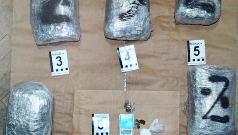 Leskovčanin bežeći od policije iskočio kroz prozor sa pet paketića marihuane