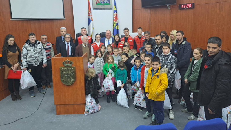 Gradonačelniku Leskovca „Zlatni znak“ Crvenog krsta,  a mališanima paketići