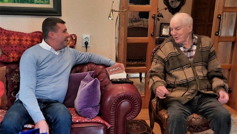 Predsednik opštine u poseti Siniši Paviću,  scenaristi