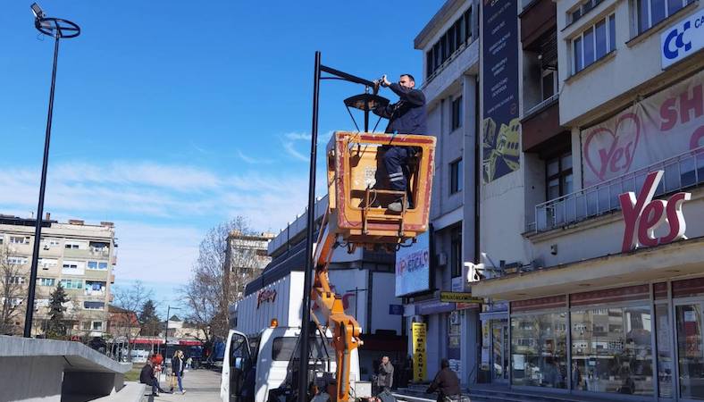 Postavljaju se svetiljke na gradskom trgu u Leskovcu