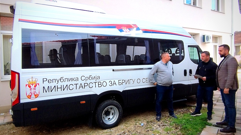 Minibus za Medveđu od Ministarstva za brigu o selu
