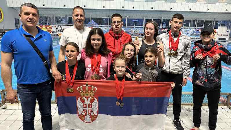 Plivački klub Leskovac doneo brojne medalje iz Skoplja