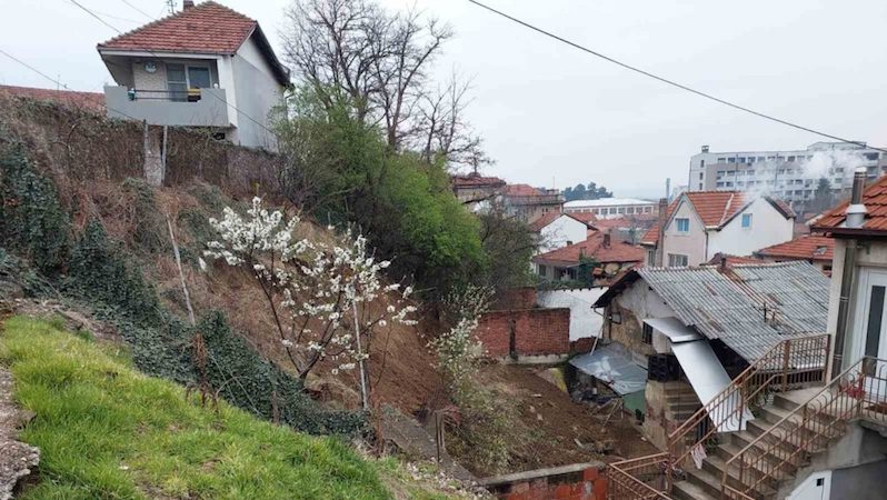 Neophodna evakuacija stanovnika Deligradske ulice u Leskovcu zbog urušavanja potpornog zida