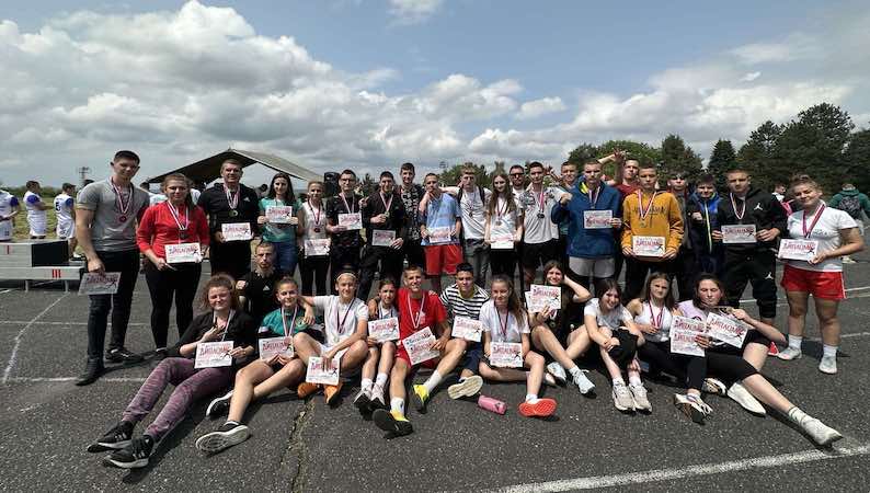 Učenici iz Leskovca i Vlasotinca se takmičili u atletici