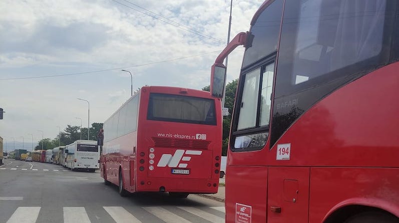 Više desetina autobusa iz Leskovca otišlo na miting u Beograd