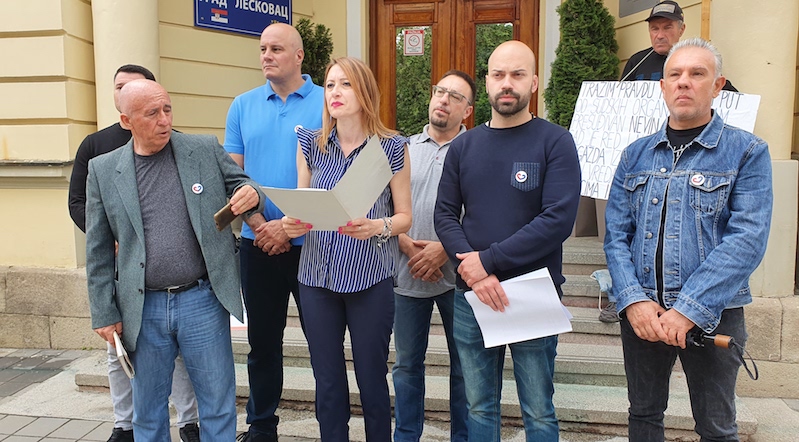 „Srbija centar“ – Ne daju nam sale po institucijama, izbornu skupštinu moramo da držimo u kafani