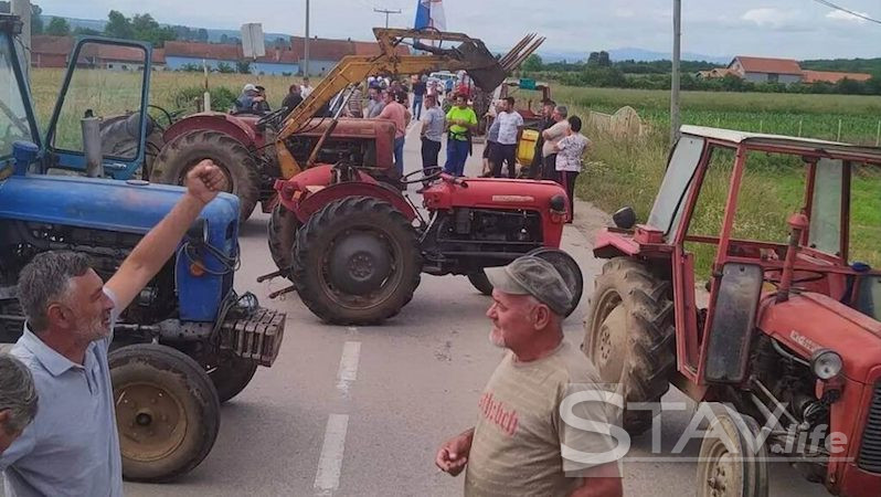 Meštani Stuble blokirali put Bojnik-Brestovac traktorima i od nadležnih traže pomoć