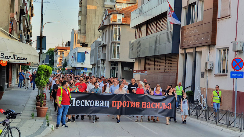 Protestna šetnja u Leskovcu počela simboličnim puštanjem belih golubova