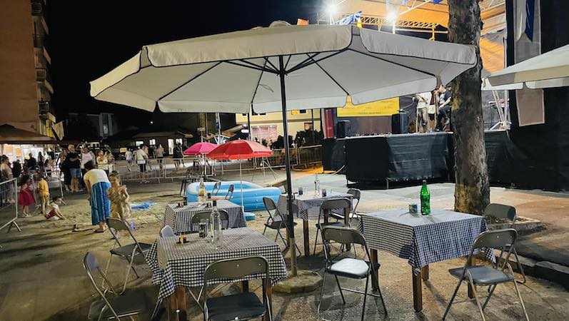 Buzuki, plaža i taverna na trgu u Grdelici