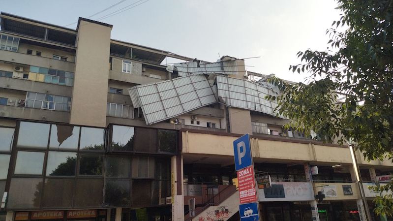 U Leskovcu se uklanjaja oboreno drveće, otpali limovi sa krovova – nema stradalih i evakuisanih u nevremenu