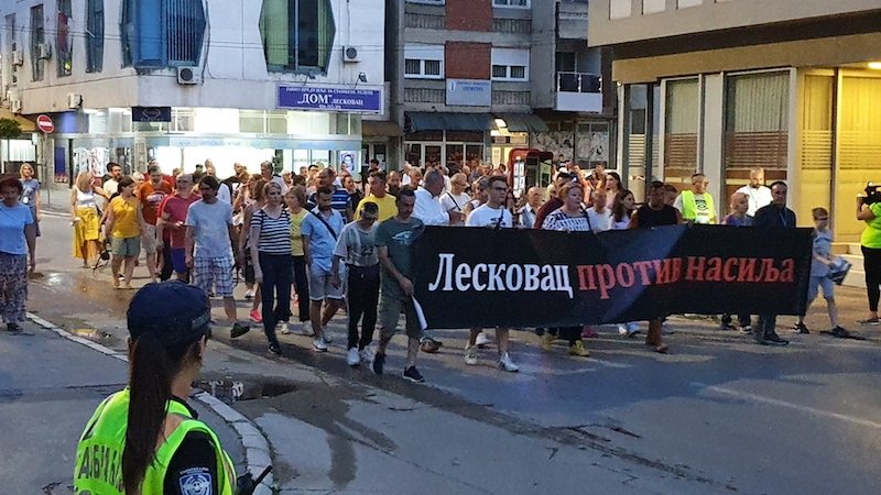 Protesti u Leskovcu – Uznemiren sam, meni su oba roditelja ostala bez posla u Džinsiju
