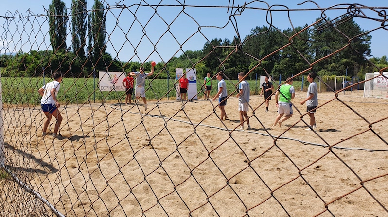 U Leskovcu se održava 7. Rukometni turnir na pesku – Najboljima novčane nagrade