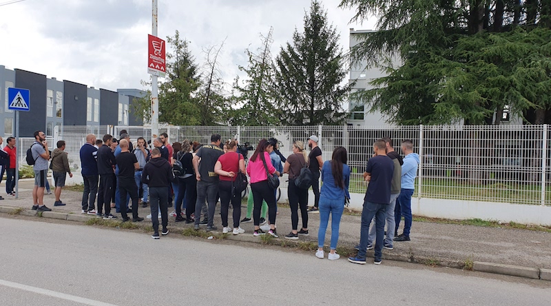 Radnici „Džinsija“ se opet okupili ispred fabrike jer nisu dobili obećane zaostle zarade
