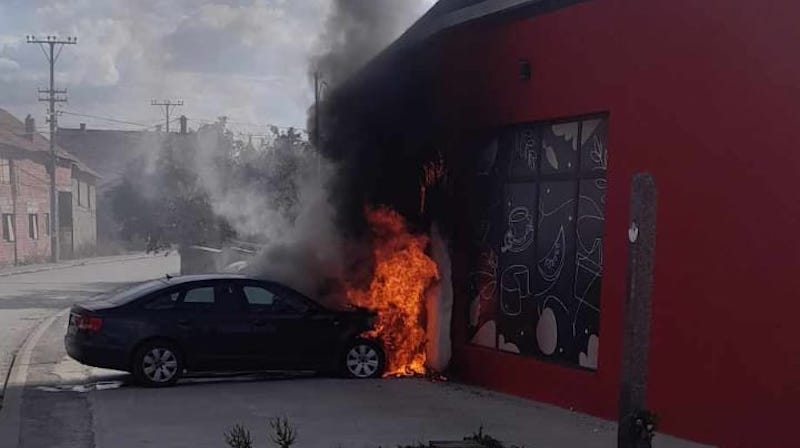 Zapalio se parkirani automobil