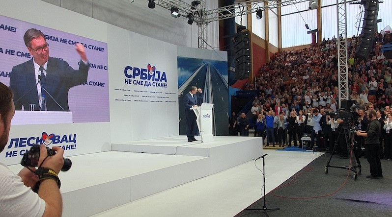 Vučić sa mitinga poručio da će prosečna plata u Leskovcu do 2027. biti preko 1000 evra (video)