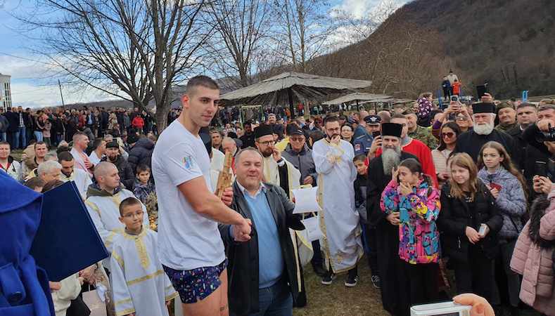 U Vlasotincu nikad više plivača, Časni krst u ruke Milana Dimitrijevića