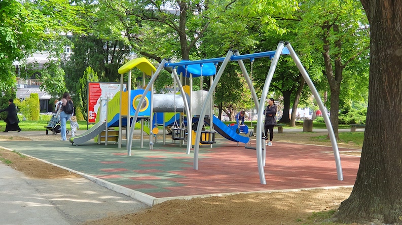 U centralnom parku u Leskovcu  još jedno dečje igralište