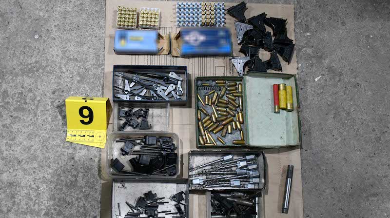 U radionici pronađeni pištolji, puške, municija