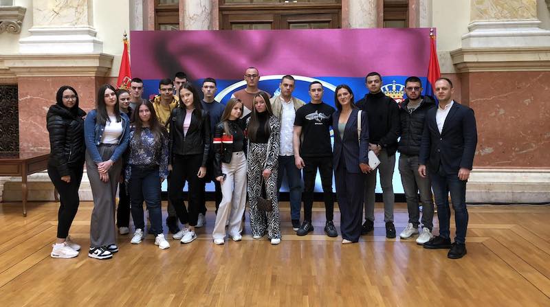 Učenici srednje Ekonomske škole iz Leskovca i volonteri Kancelarije za mlade posetili Narodnu skupštinu Srbije